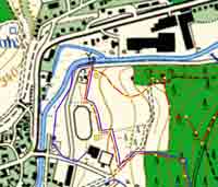 
Gate 2 liegt f�r die Kurzstrecke bei Kilometer 18, die Mittelstrecke bei Kilometer 47 und die Langstrecke bei Kilometer 76. Hier geht�s jeweils das erste Mal rechts auf die S�dschleife - rote Linie - und beim zweiten Mal links, 500m bis ins Ziel - blaue Linie.